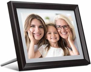 https://www.electroguide.com/wp-content/uploads/2021/01/cadre-photo-numrique-lectronique-wifi-dragon-touch10-pouces-hdandroid-81cran-tactile-ips-1280-800rotation-automatique16-go-partage-de-photos-via-lapplication-e-mailcloud-300x238.jpg