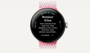Montre connectée Google Pixel Watch avec un bracelet rose