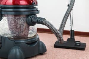 Aspirateur laveur en action avec de l'eau dans la cuve transparente