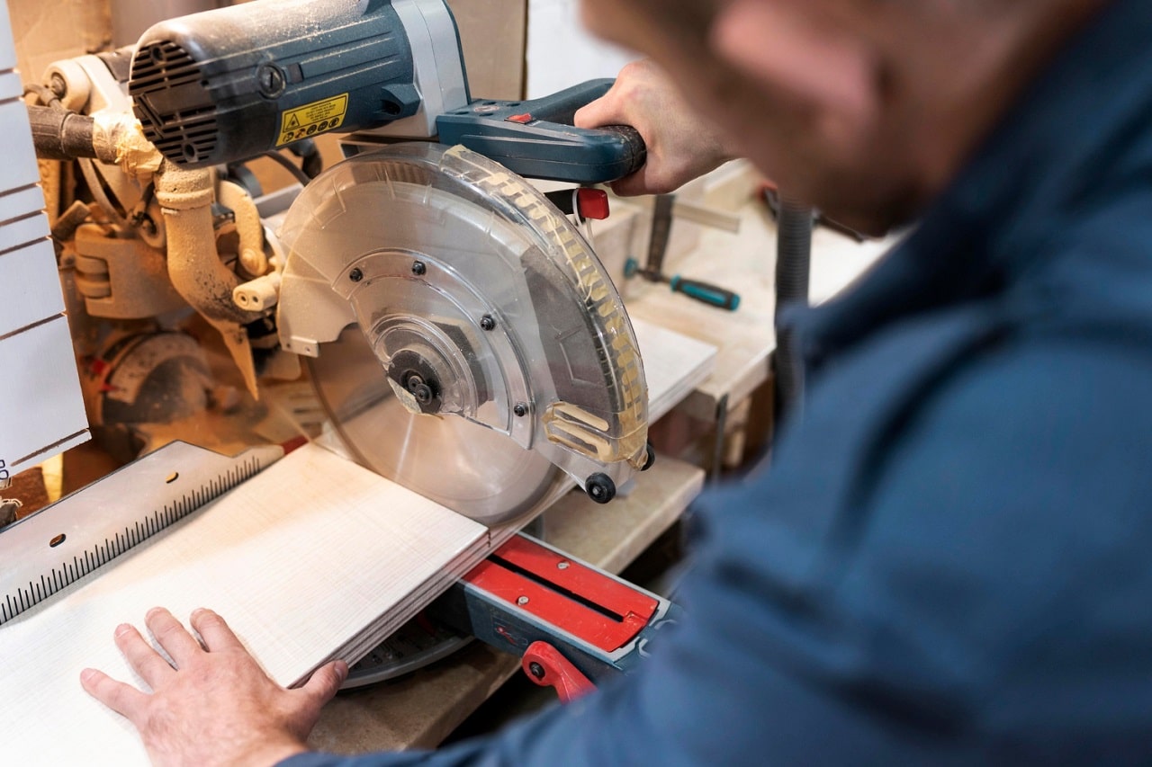 Un bricoleur utilisant une scie circulaire plongeante pour couper une planche de bois