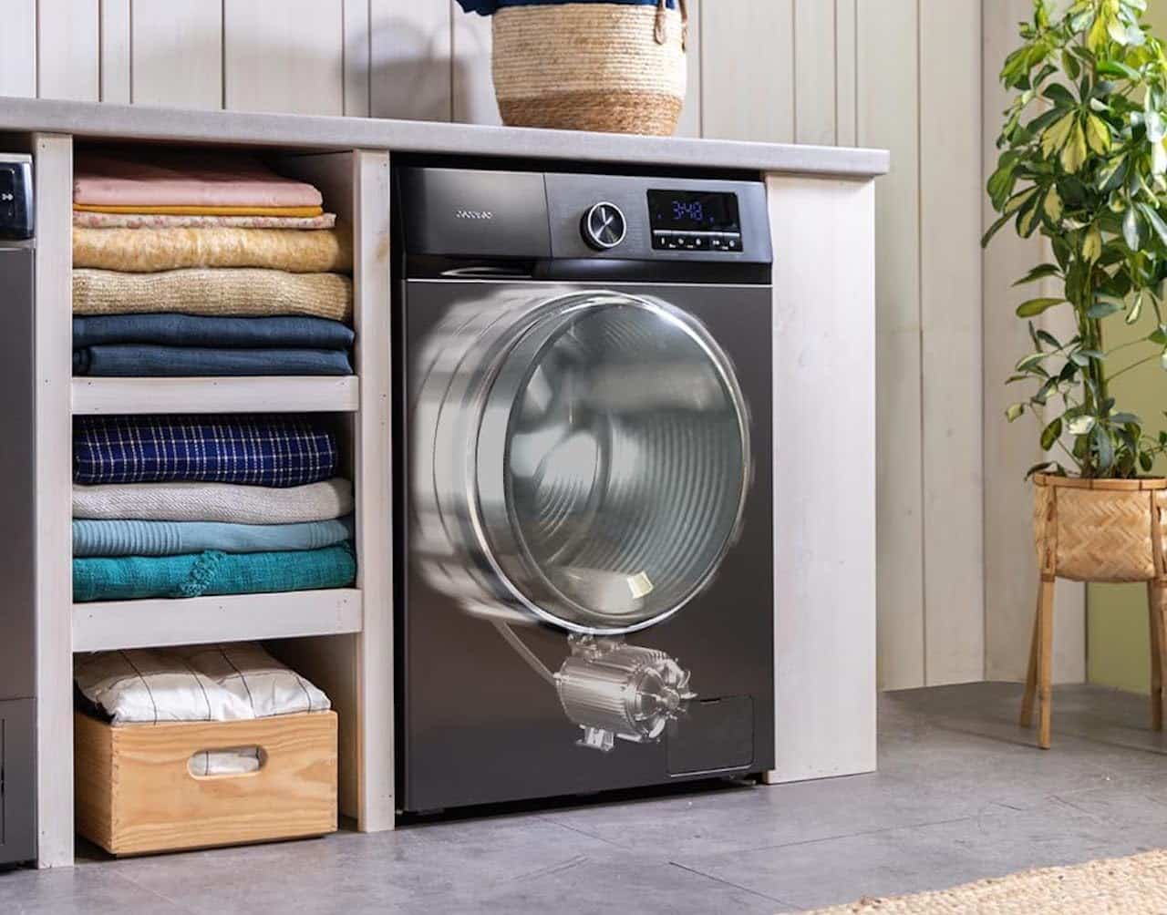Un lave-linge de la marque Hisense. Il est encastré dans un meuble à linge. 