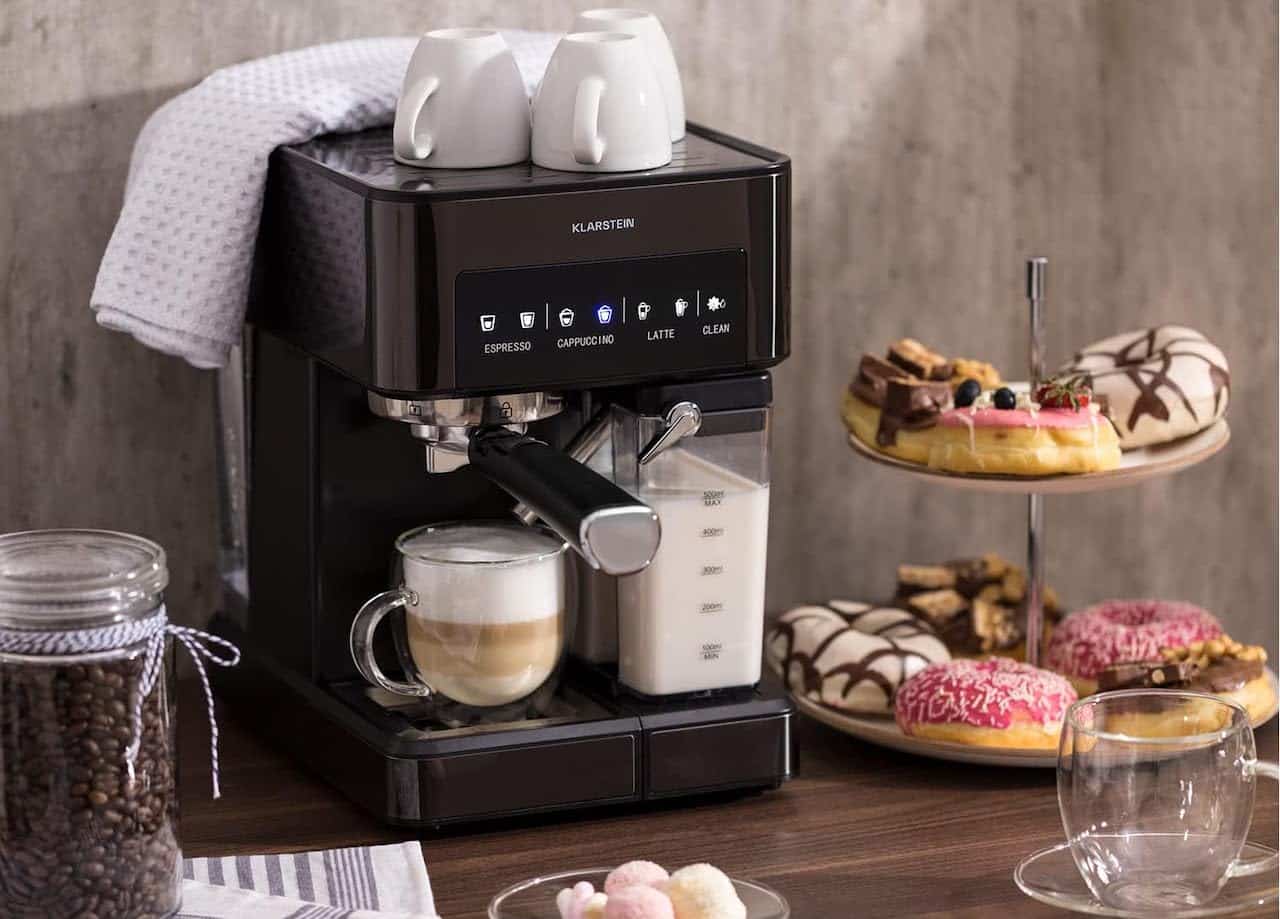 Une cafetière de la marque Klarstein en train de verser des cafés dans des tasses.