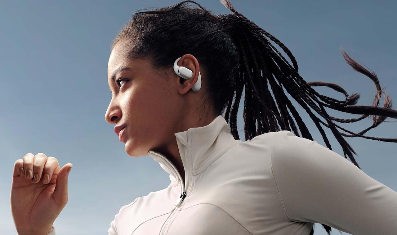 Une femme en train de courir avec des écouteurs sans fil Huawei FreeArc.