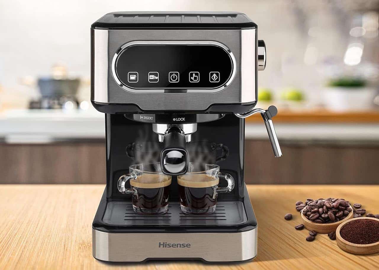 Une machine à café de la marque Hisense.