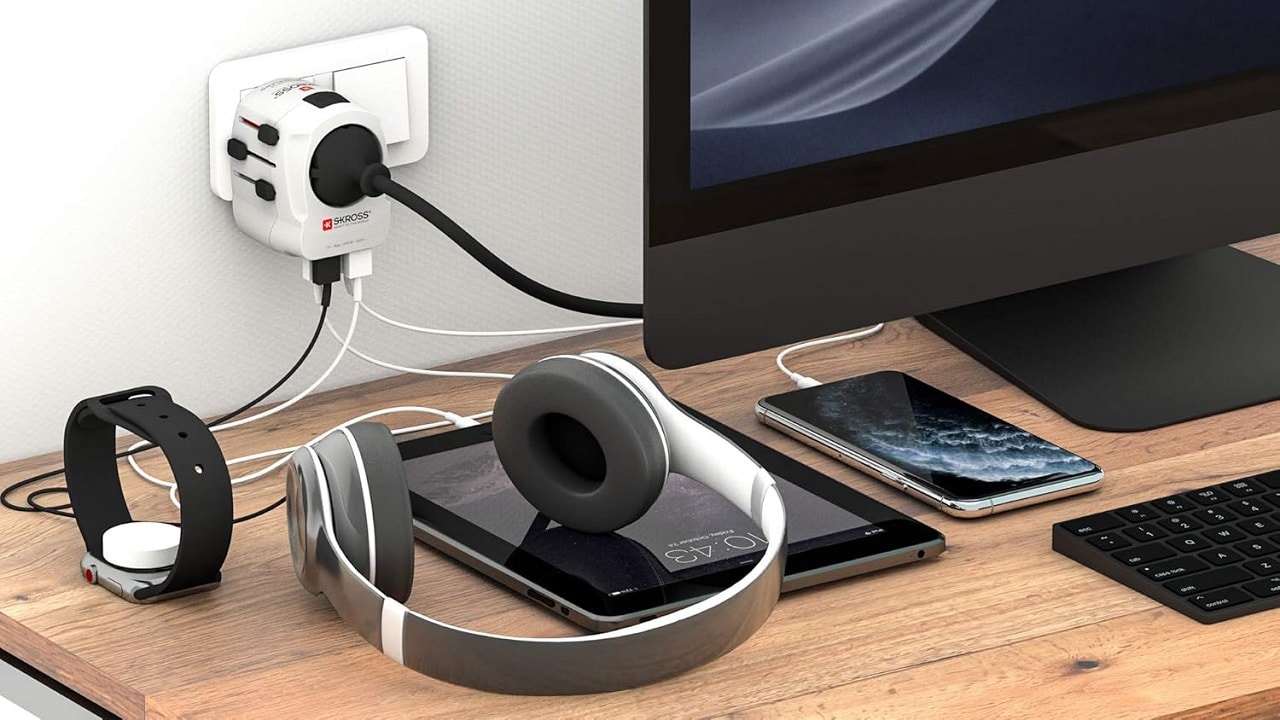 Plusieurs appareils sans fil branchés sur un adaptateur universel de la marque Skross