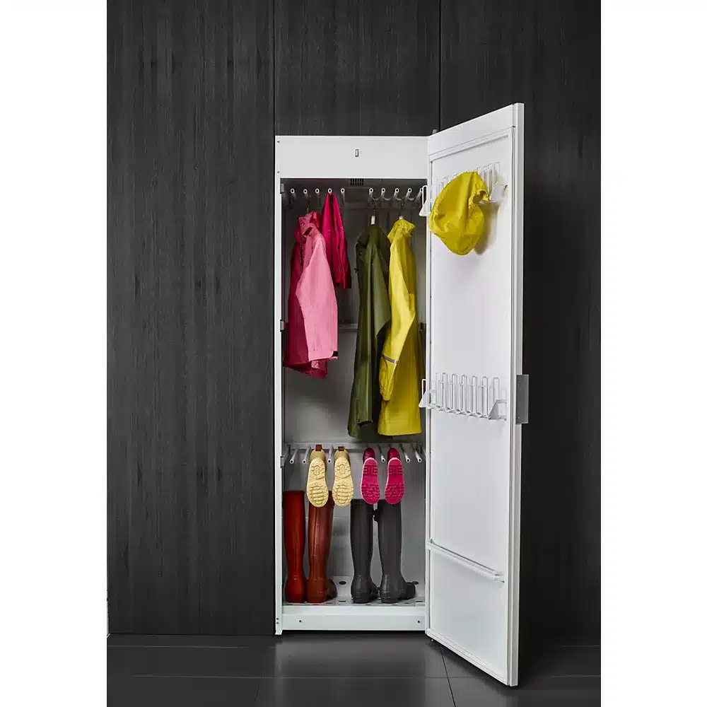 Une armoire séchante Asko ouverte laissant voir les vêtements à l'intérieur