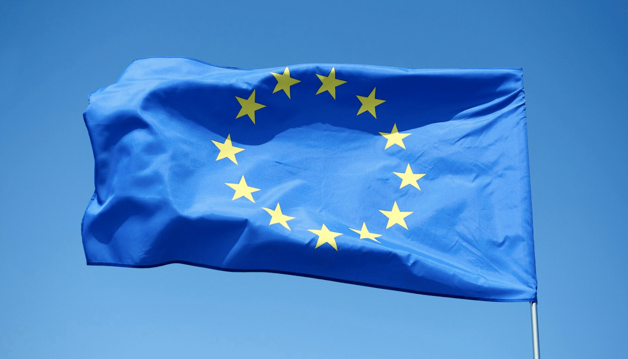 Le drapeau de l'union européenne devant un ciel bleu.
