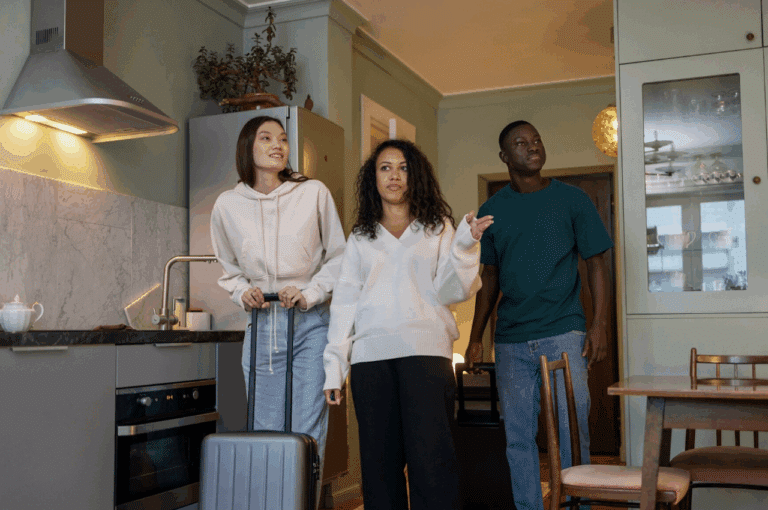 Trois jeunes personnes dans un logement Airbnb.