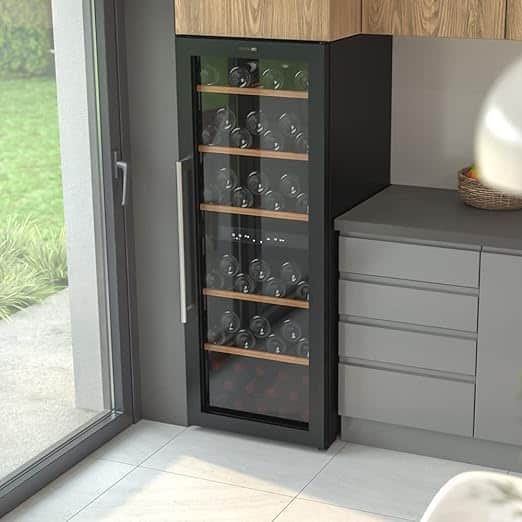 Une cave à vin Dometic installée dans une cuisine