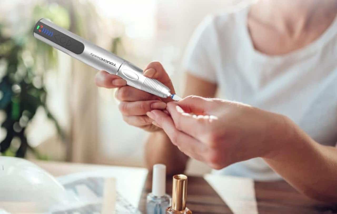 Une femme utilisant un kit manucure de la marque TOUCHBeauty.