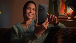 Une femme en train d'utiliser un smartphone de la marque Xiaomi.