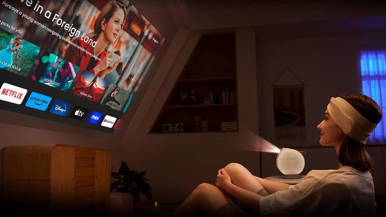 Une femme en train de regarder un film grâce à un vidéoprojecteur portable de la marque BenQ.