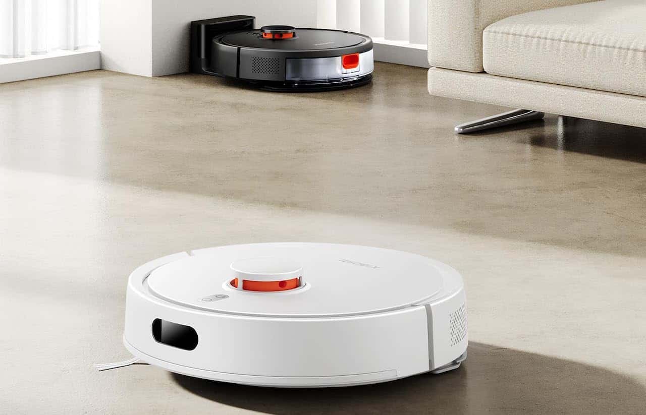 Deux aspirateurs robots de chez Xiaomi, un modèle blanc et un modèle noir en arrière plan.