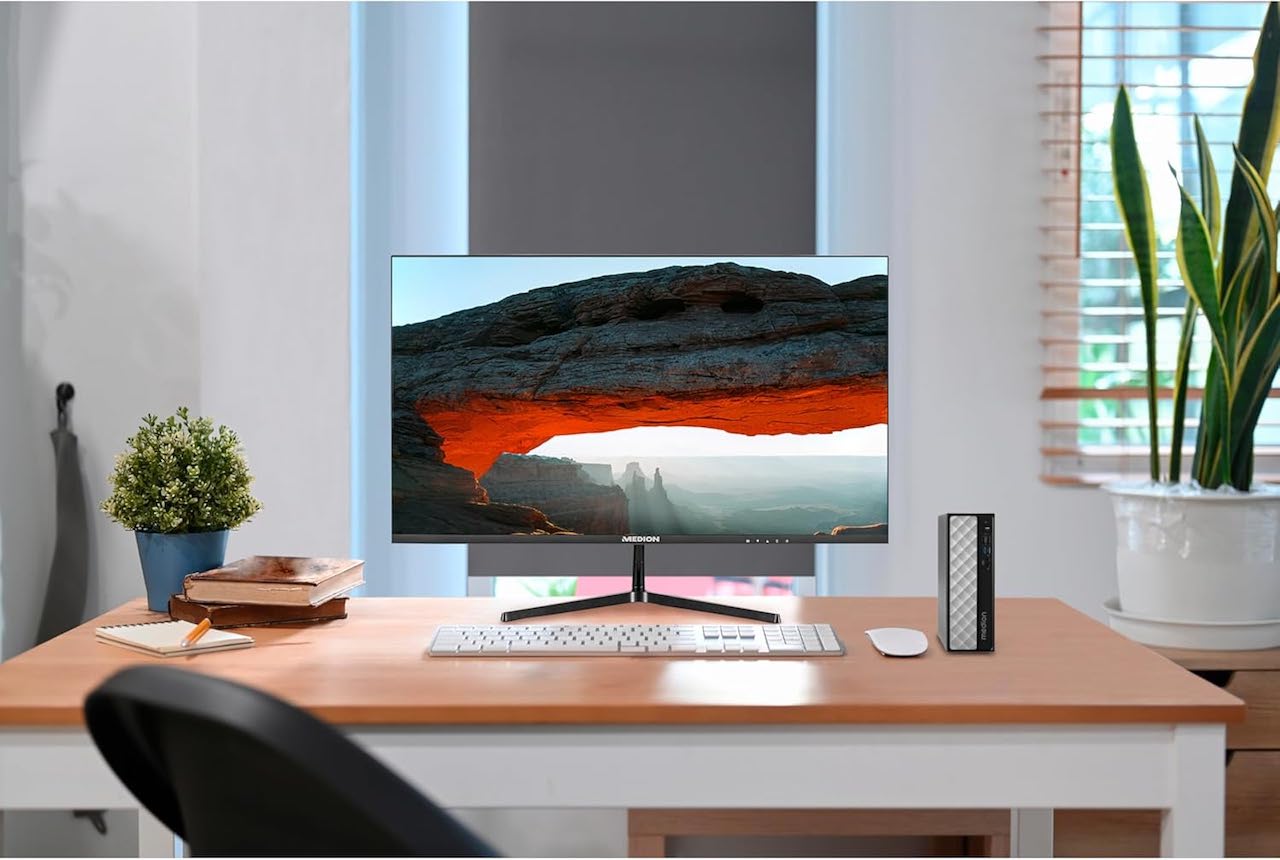 Un bureau de travail équipé d'un moniteur de la marque Medion.