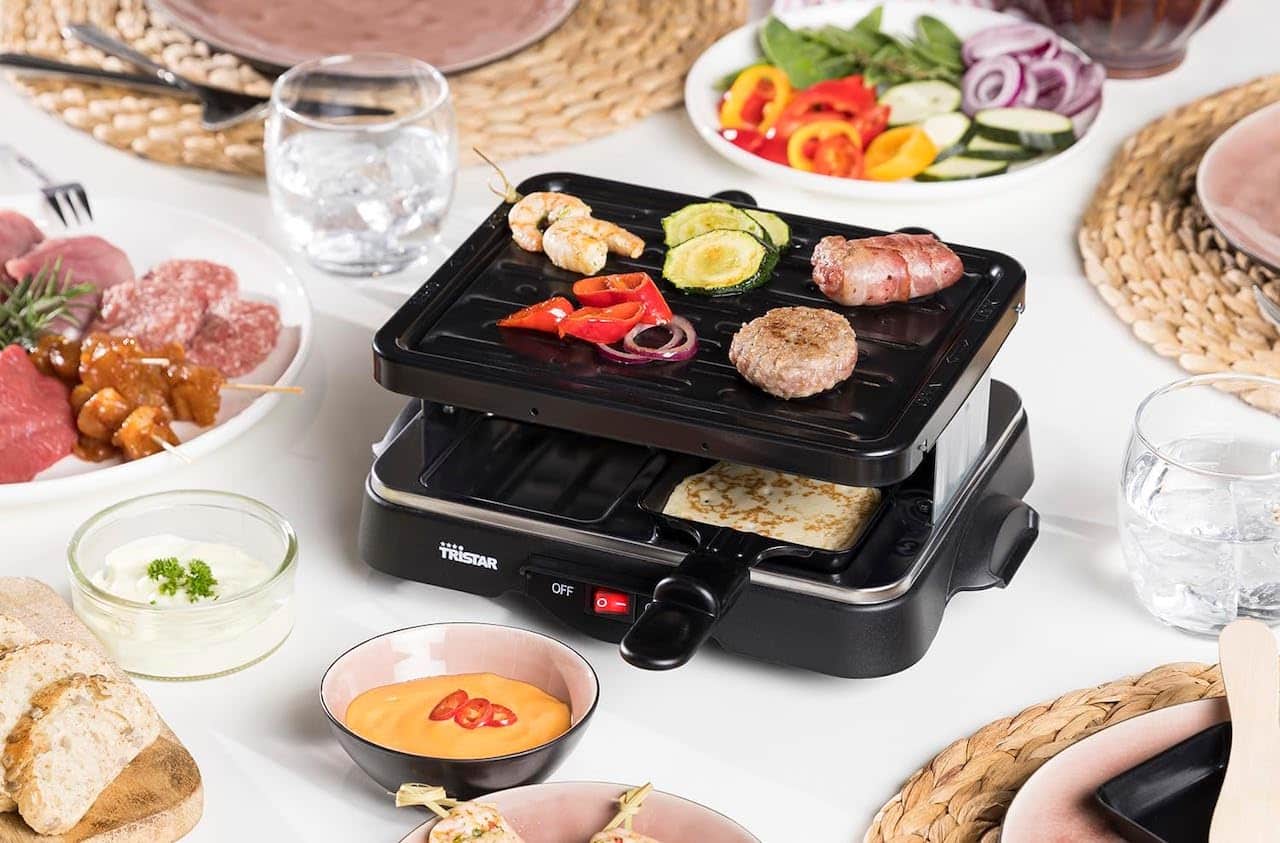 Un appareil à raclette de la marque Tristar.
