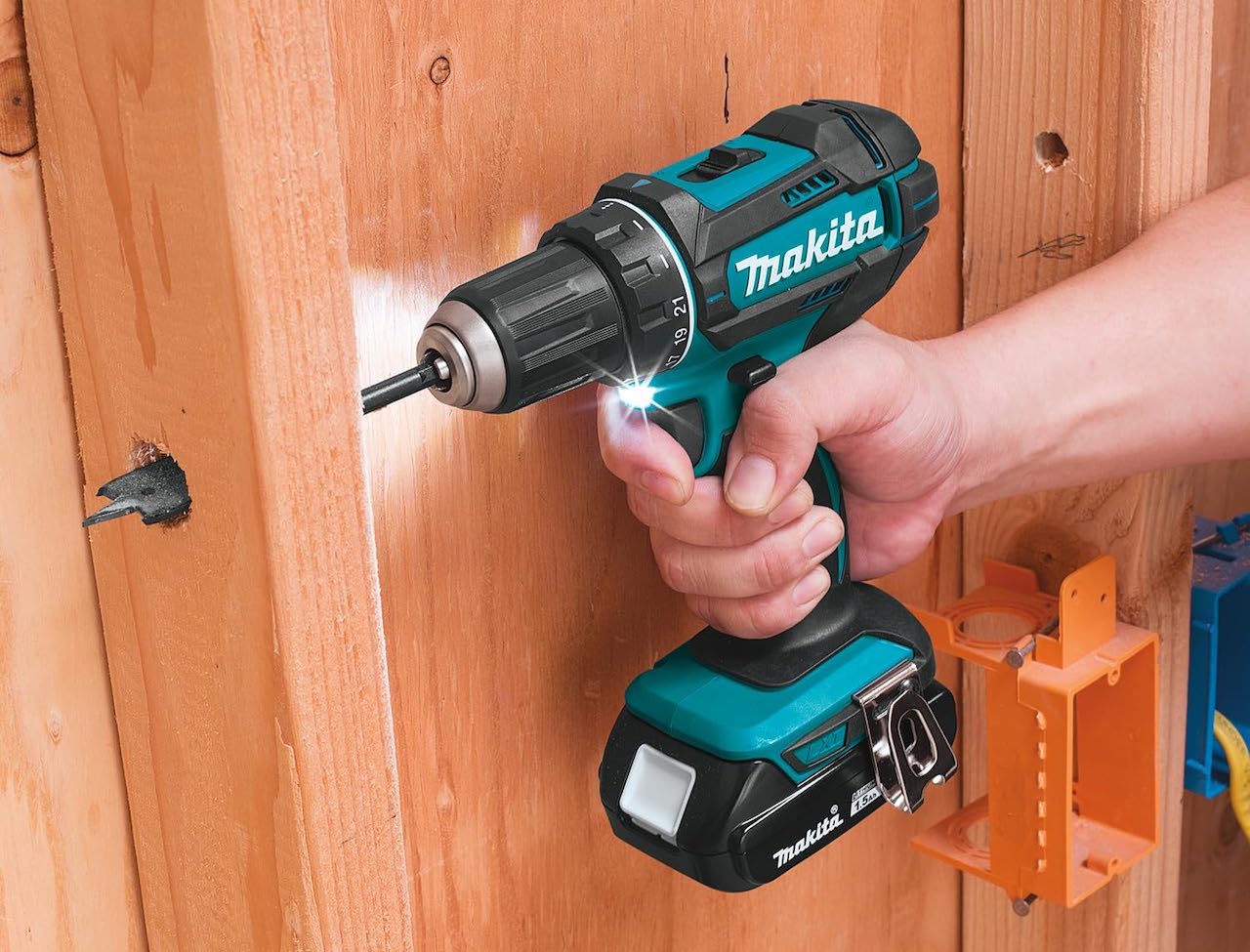 Une perceuse de la marque Makita.