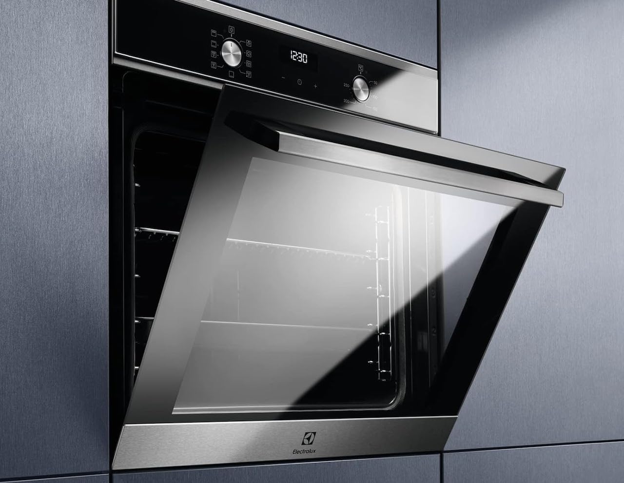 Un four encastrable de la marque Electrolux.