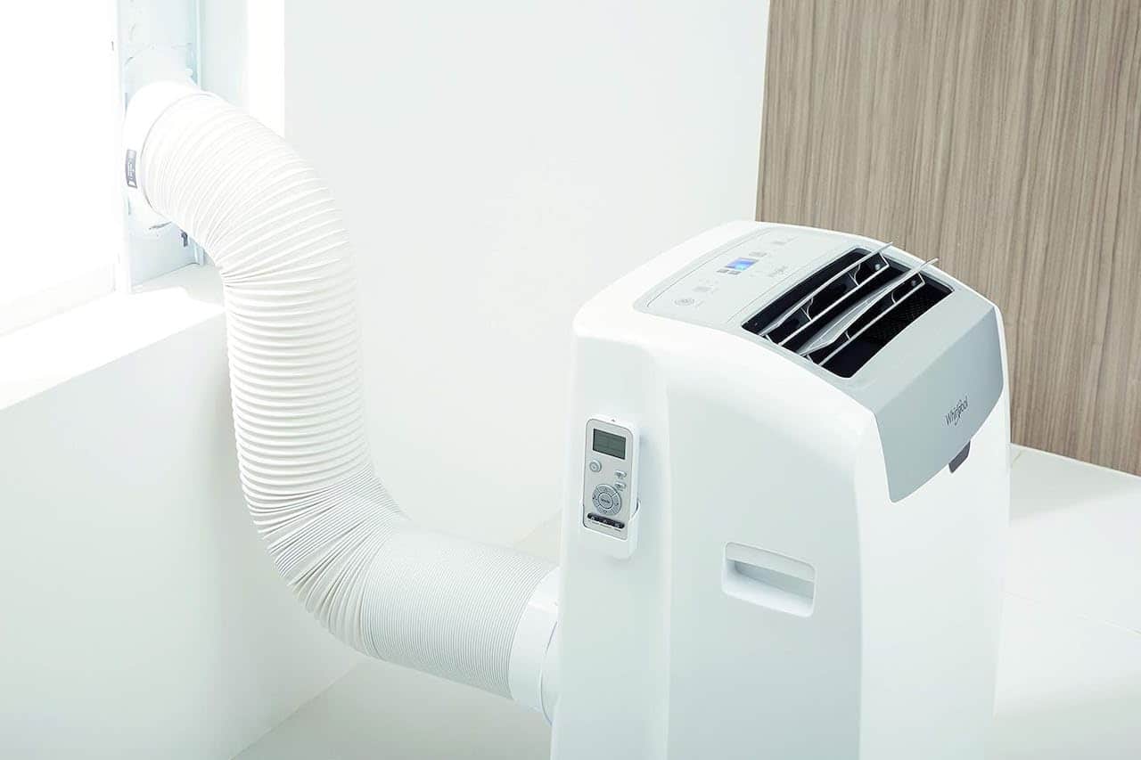 Un climatiseur blanc de la marque Whirlpool