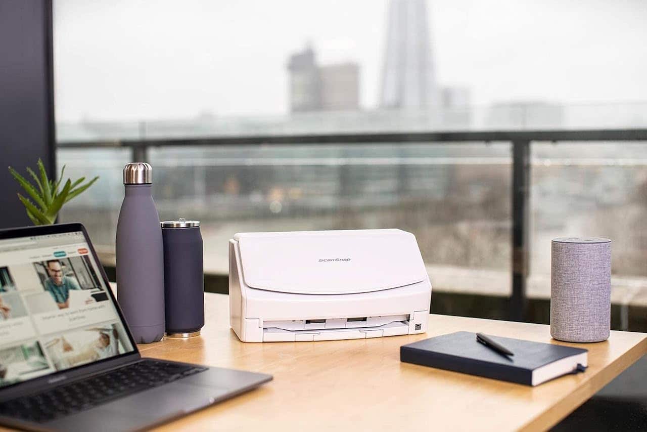 Un bureau avec un scanner de la marque Fujitsu.