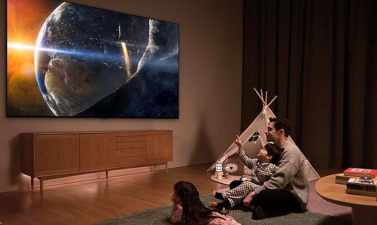 Une famille qui regarde la télévision dans leur salon.