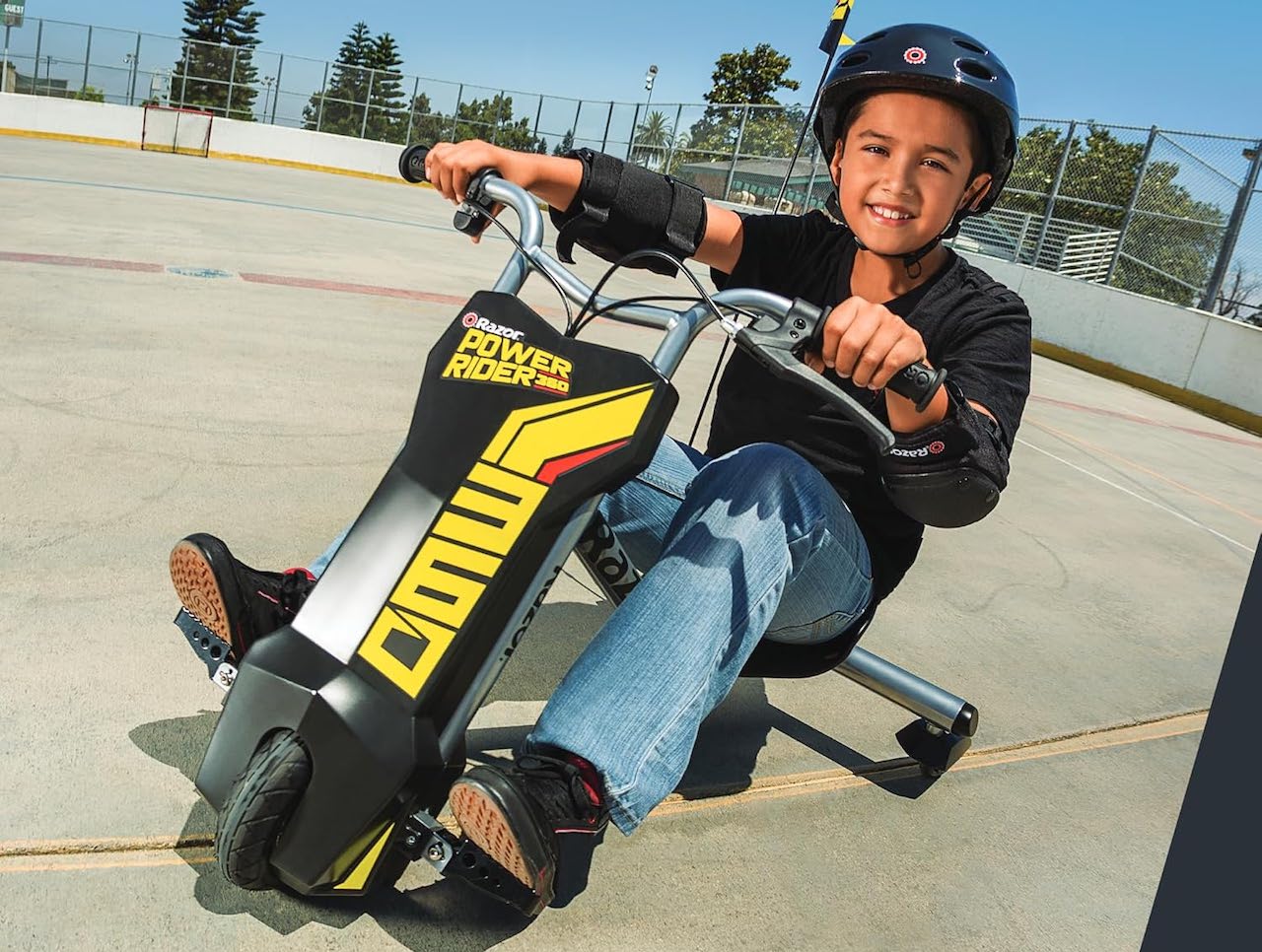 Un enfant sur une trottinette électrique de la marque Razor.