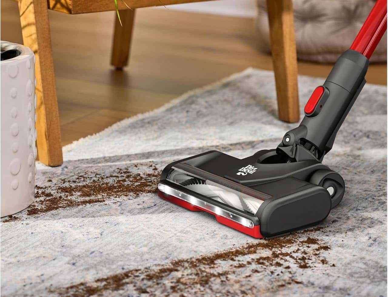 Un aspirateur balai de la marque Dirt Devil qui nettoie un tapis.