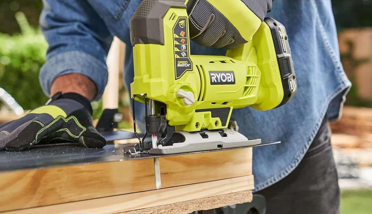 Une scie sauteuse de la marque Ryobi.