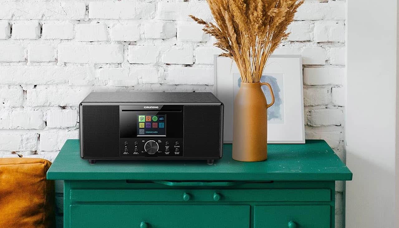 Un radio numérique de la marque Grundig.