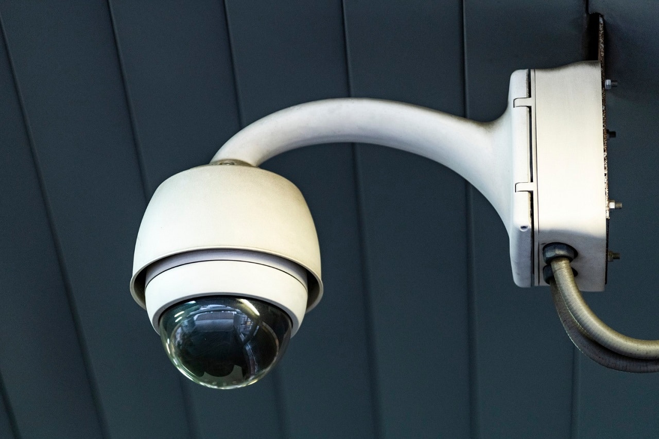 Une caméra de surveillance extérieure fixée au mur d'une maison