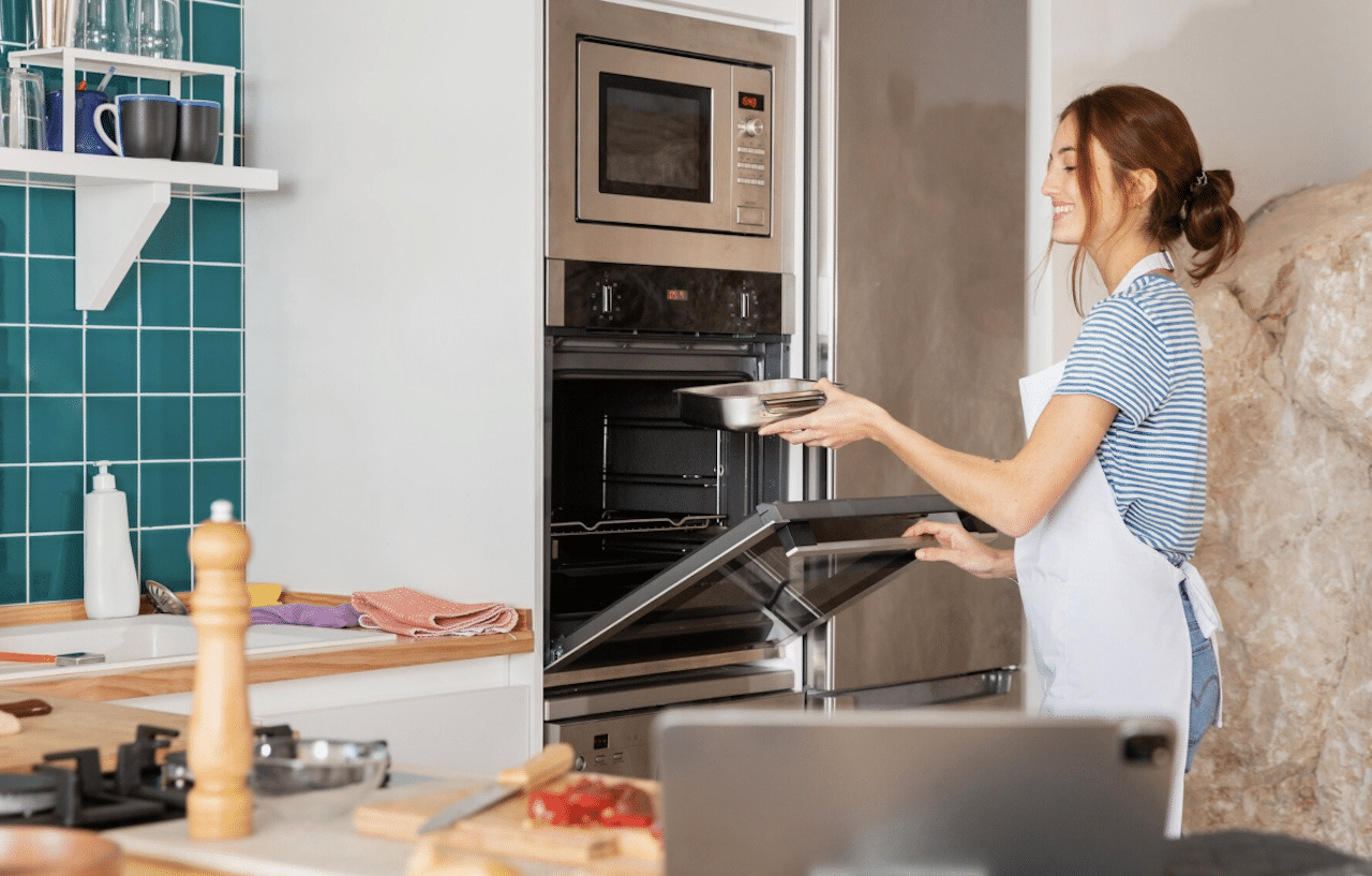 Une femme en train de cuisine dans une cuisine spacieuse et lumineuse.