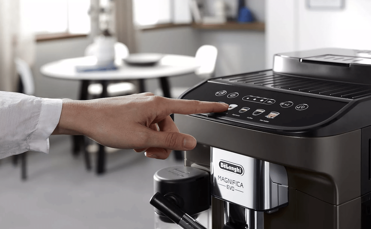 Une machine à café de la marque De'Longhi.