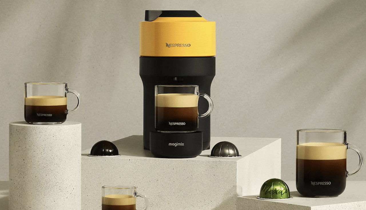 Une machine à café Nespresso jaune de chez Magimix.