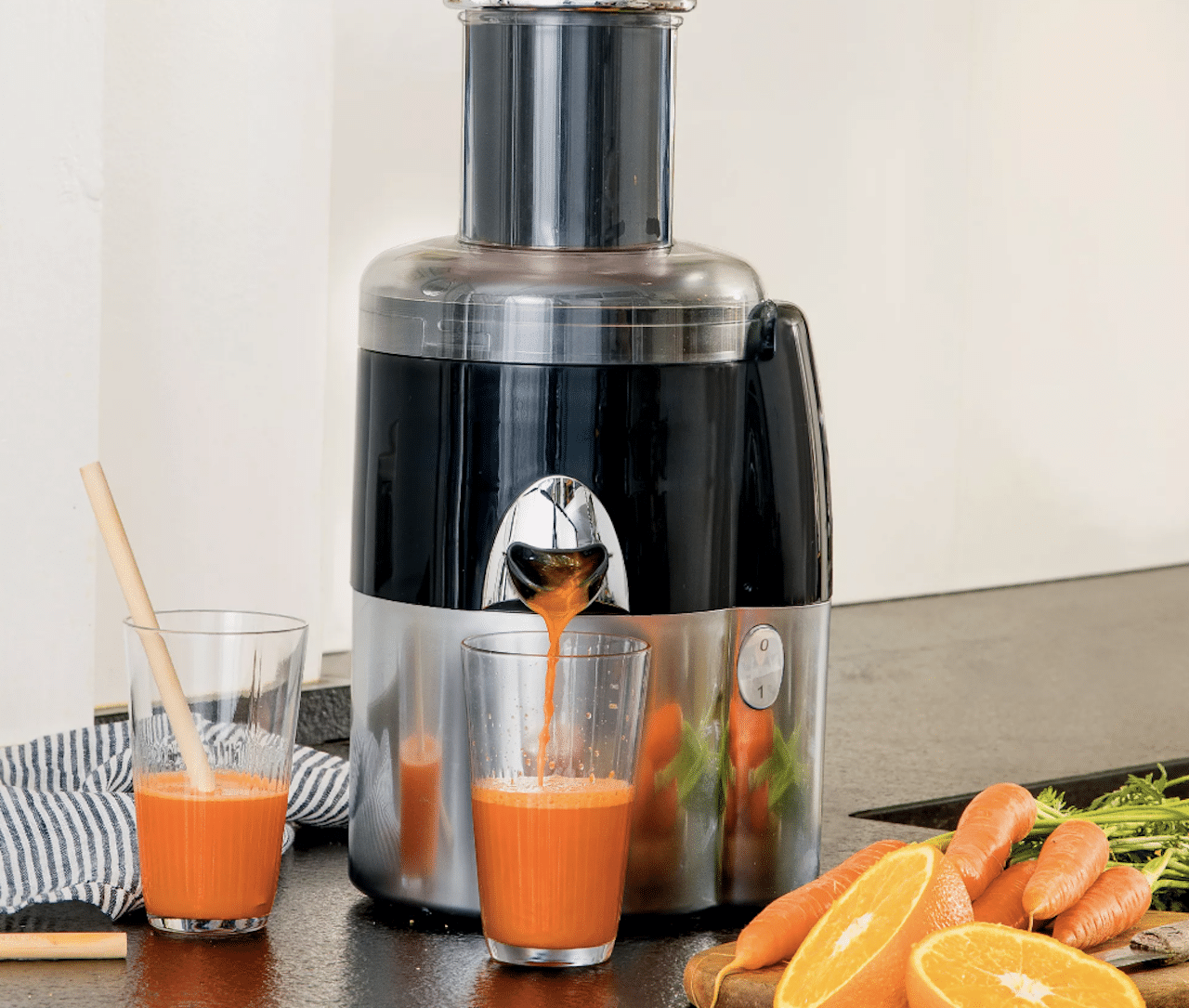 Un extracteur de jus de la marque Magimix préparant un jus de carottes.