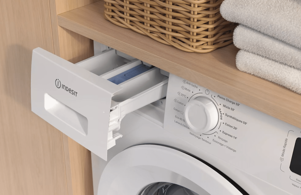Un lave-linge hublot de la marque Indesit.