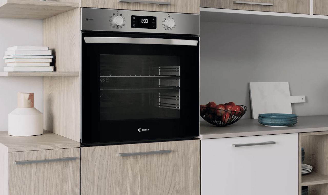 Un four encastrable de la marque Indesit.
