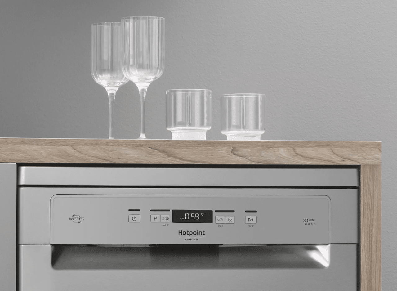 Un lave-vaisselle de la marque Hotpoint.