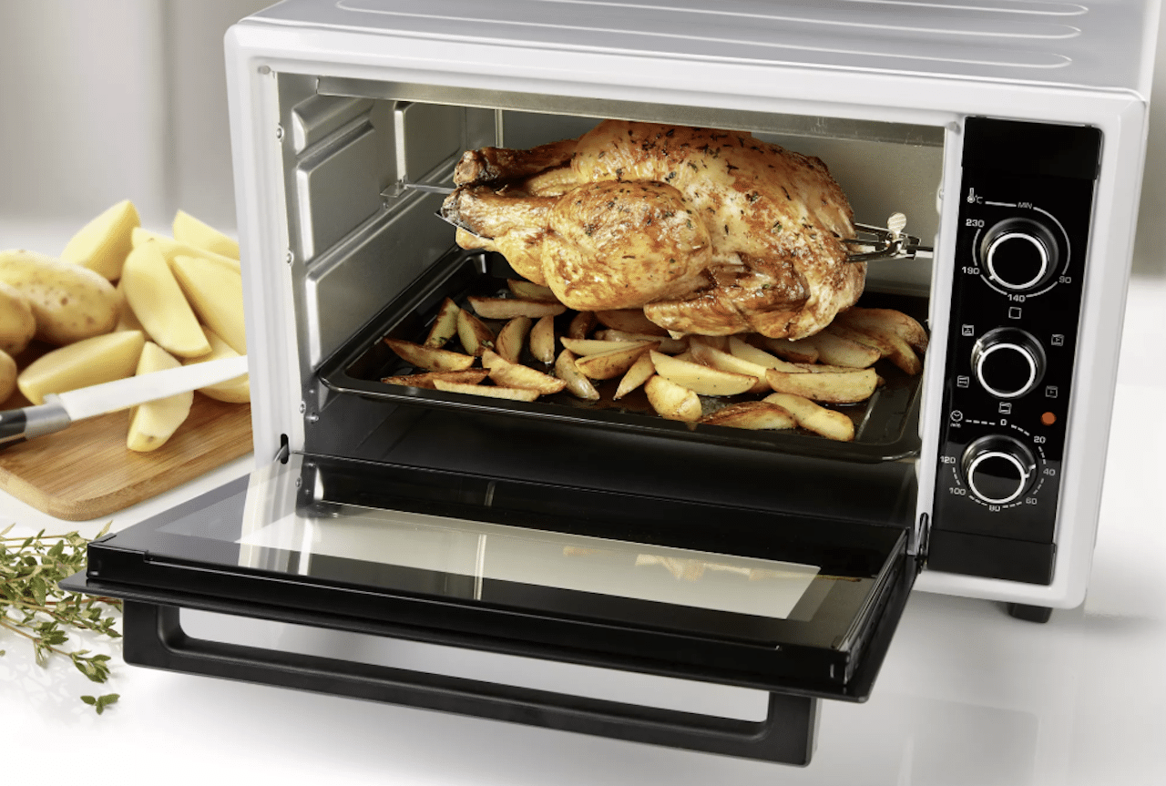 Un poulet qui cuit dans un mini-four de la marque Brandt.