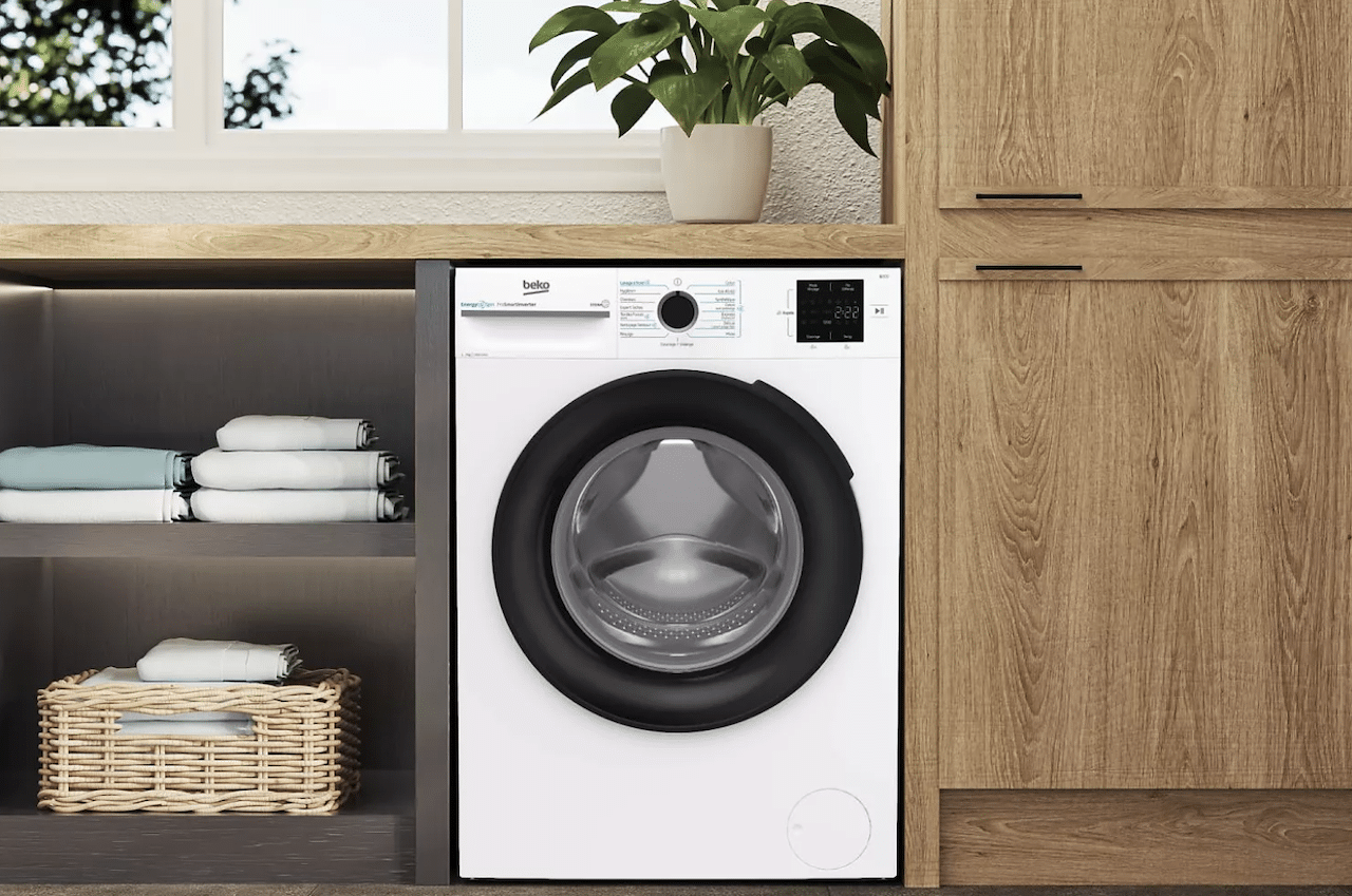 Un lave-linge de la marque Beko.
