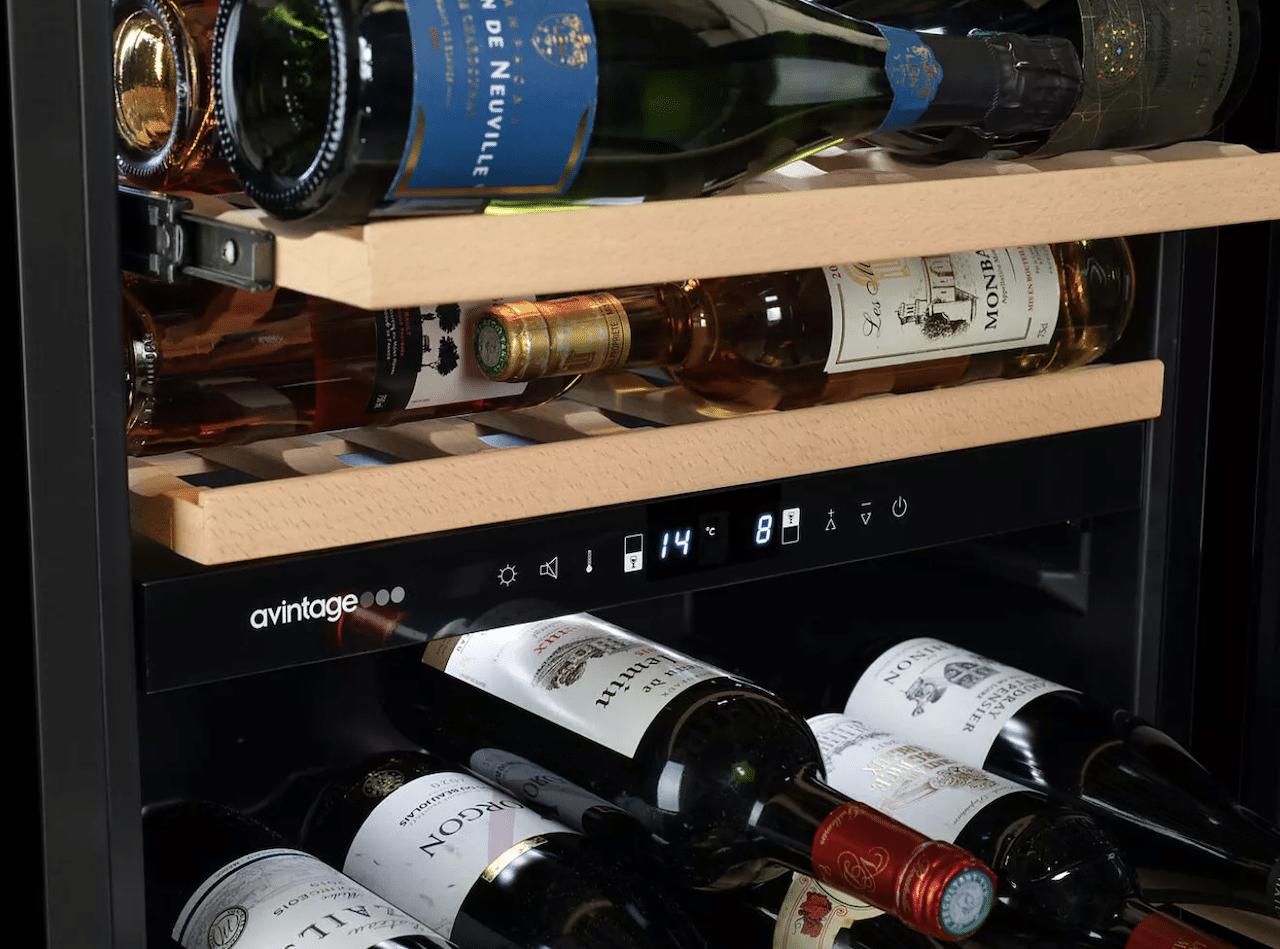 L'intérieur d'une cave à vin de la marque Avintage.