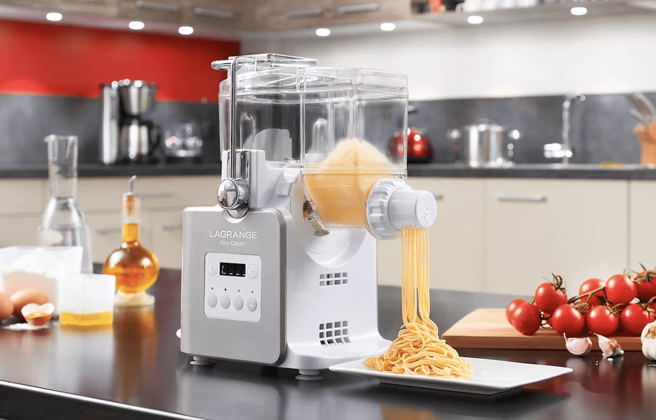 Une machine à pâtes de la marque Lagrange.