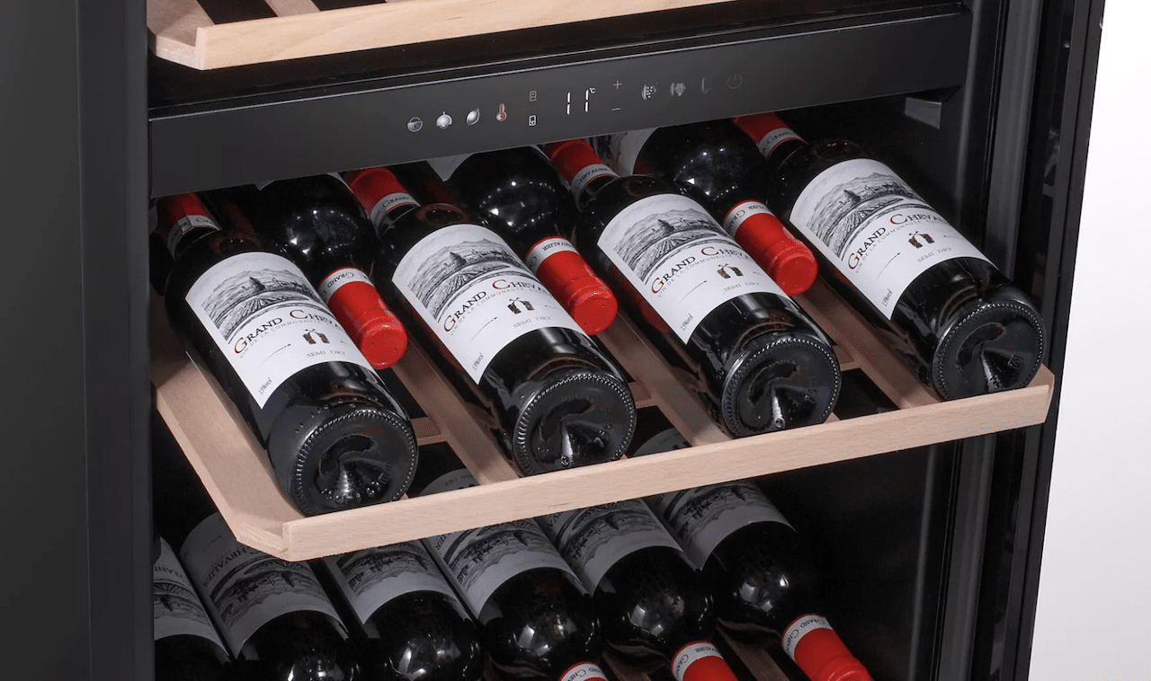 L'intérieur d'une cave à vin de la marque Caviss.