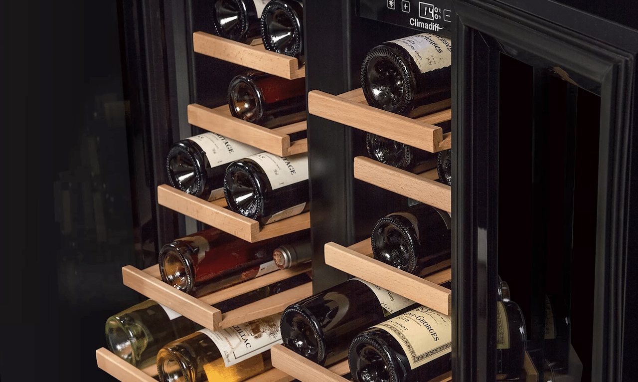 L'intérieur d'une cave à vin de la marque Climadiff.