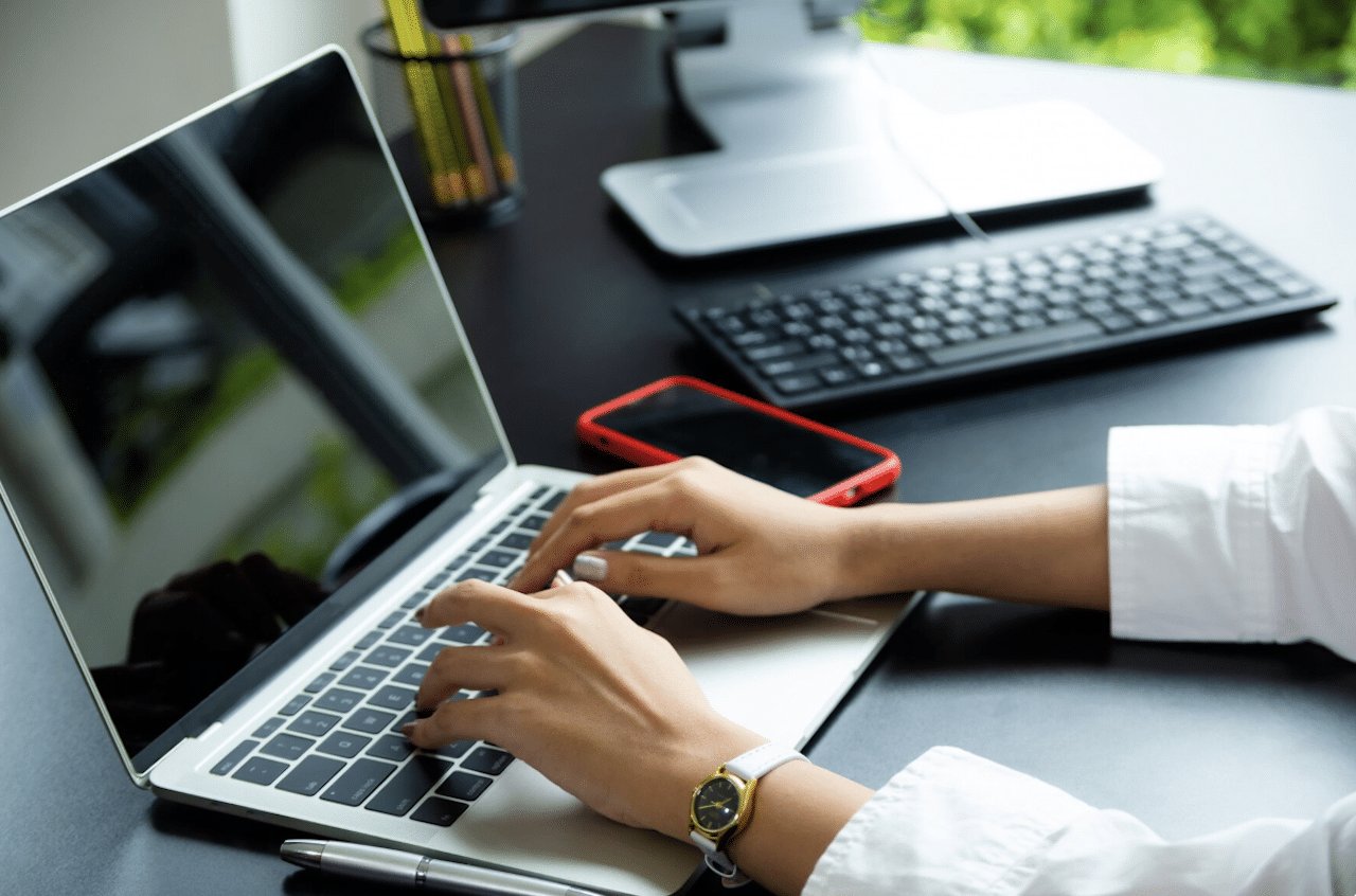 Une personne en train de travailler sur son ordinateur portable.