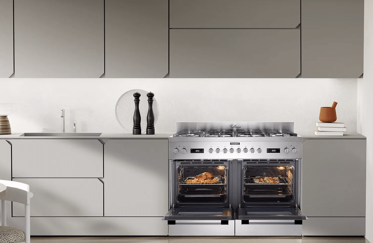 Un piano de cuisson de la marque Rosières dans une cuisine moderne.