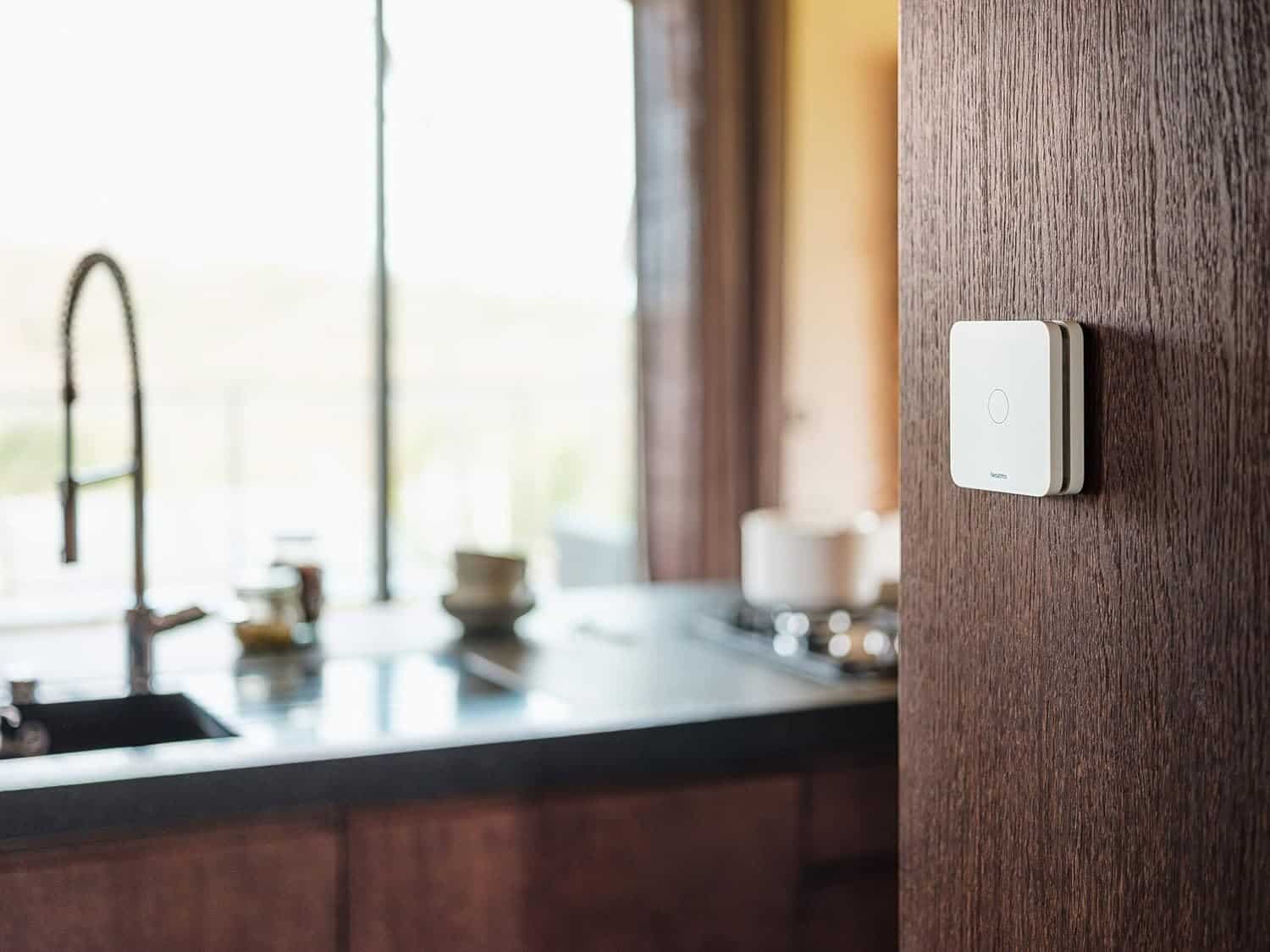 Détecteur de monoxyde de carbone Netatmo installé sur un mur