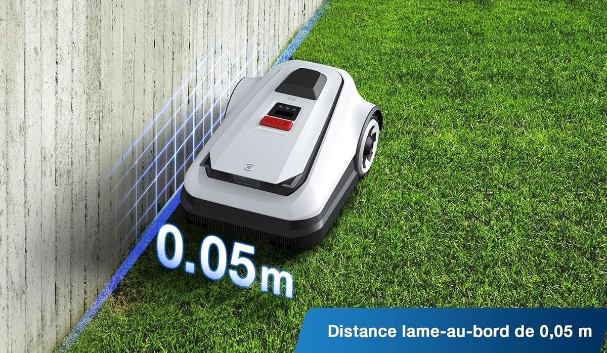 Le robot tondeuse Ecovacs Goat A1600 RTK tondont à 5cm du bord d'un mur