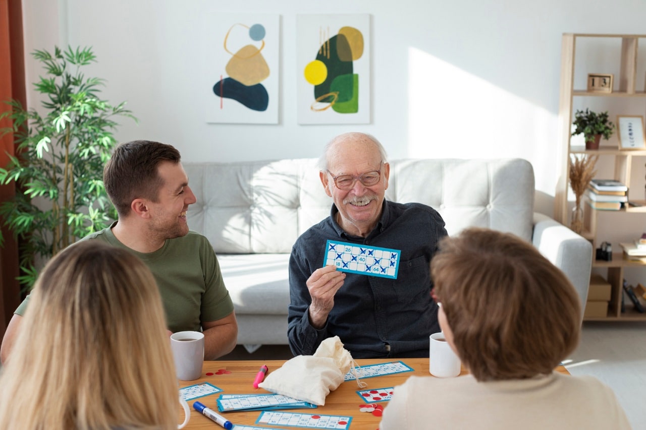 Une famille avec les enfants et les grands parents jouant à un jeu de société