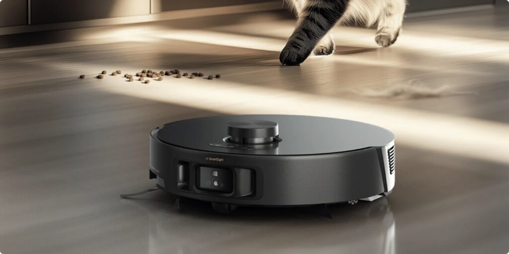 L'aspirateur robot laveur Mova Z50 Ultra sur un sol en stratifié avec des croquettes pour chat sur le sol