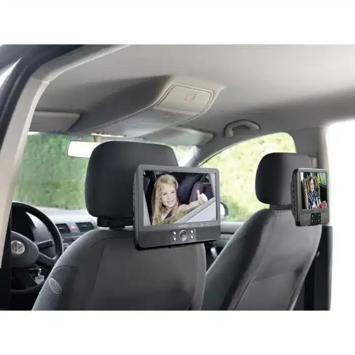 Les appuis têtes d'un voiture sur lesquels sont installés des lecteurs de DVD portables