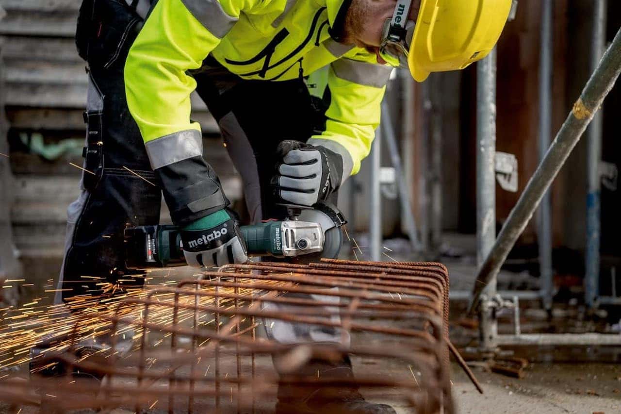 Un ouvrier en train d'utiliser un appareil de la marque Metabo.